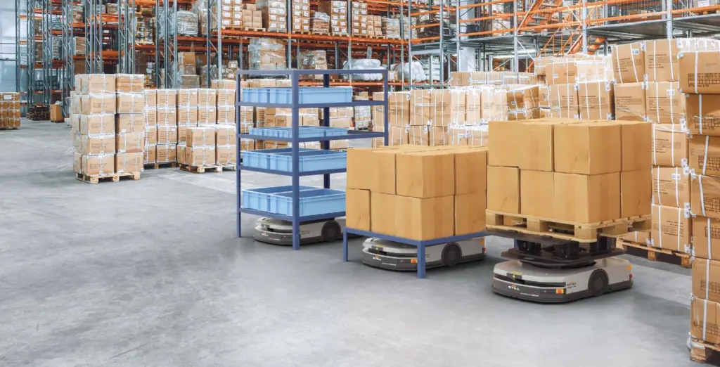 Robot AMR chuyển hàng theo các mẫu giá đa dạng
